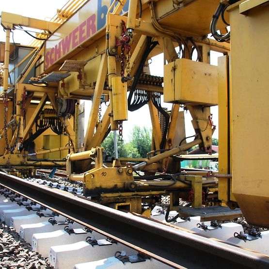 Ein über 400 Meter langer Gleisumbauzug im Einsatz bei der Erneuerung von Gleisanlagen zwischen Neumünster und Flensburg