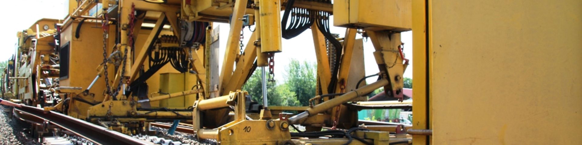 Ein über 400 Meter langer Gleisumbauzug im Einsatz bei der Erneuerung von Gleisanlagen zwischen Neumünster und Flensburg