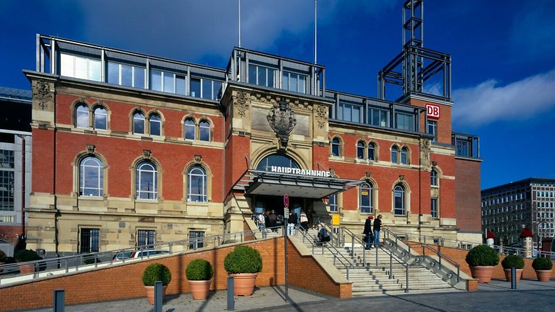 Kiel Hbf - Empfangsgebäude mit Hafen und Schlepper