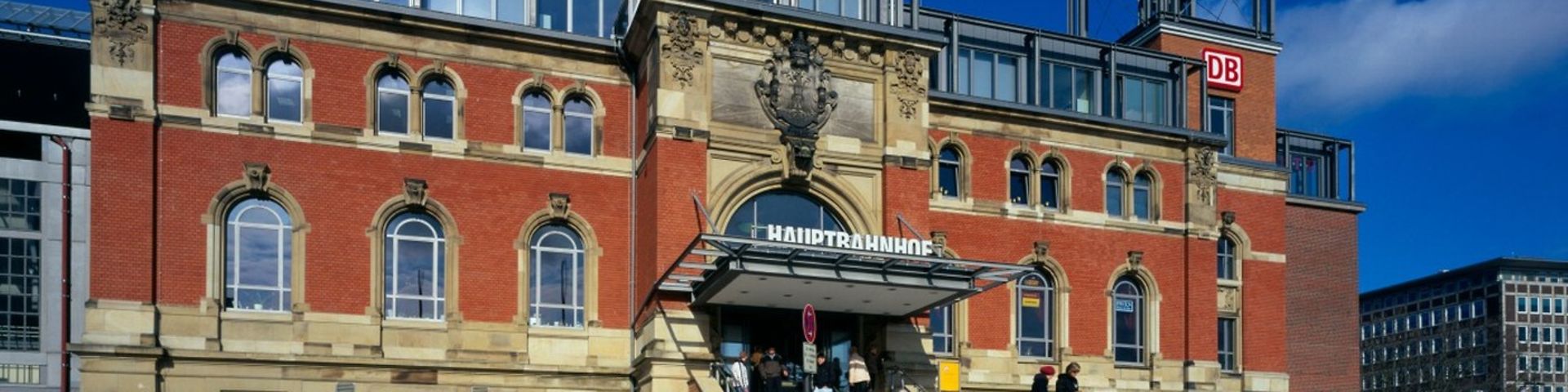 Kiel Hbf - Empfangsgebäude mit Hafen und Schlepper