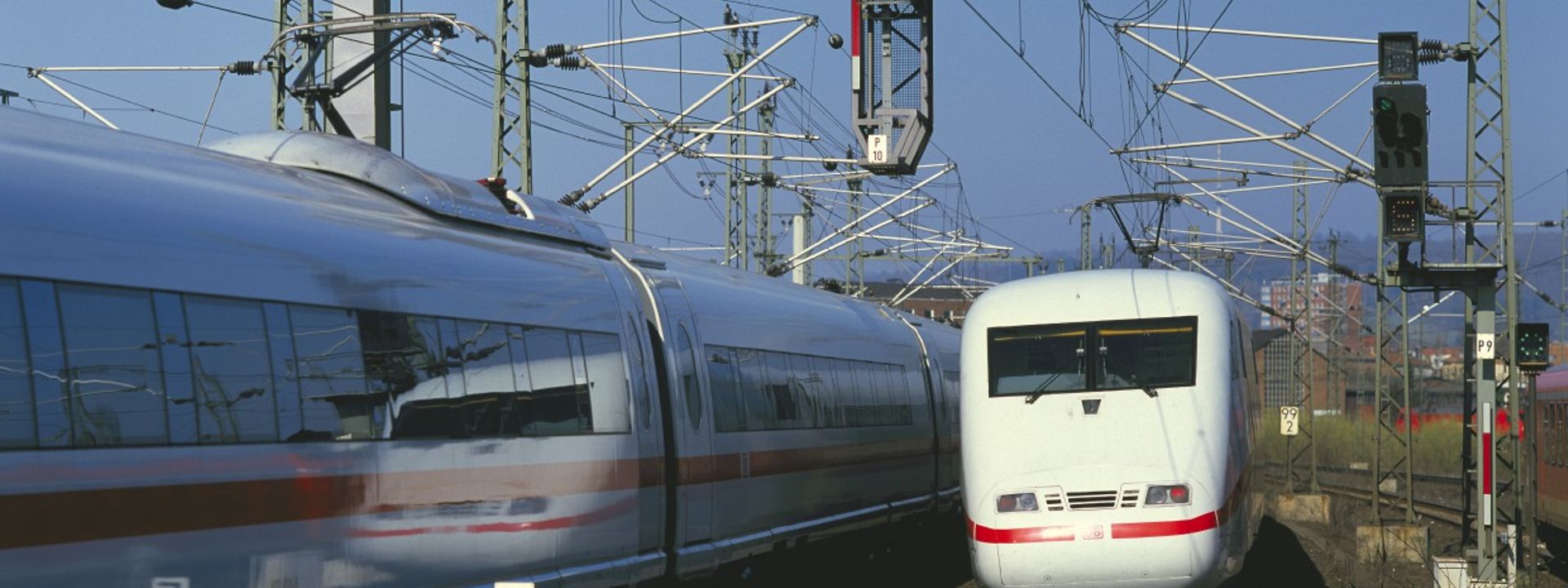 2 ICE begegnen sich bei Ein- bzw. Ausfahrt im Gleisvorfeld des Bahnhofs Göttingen