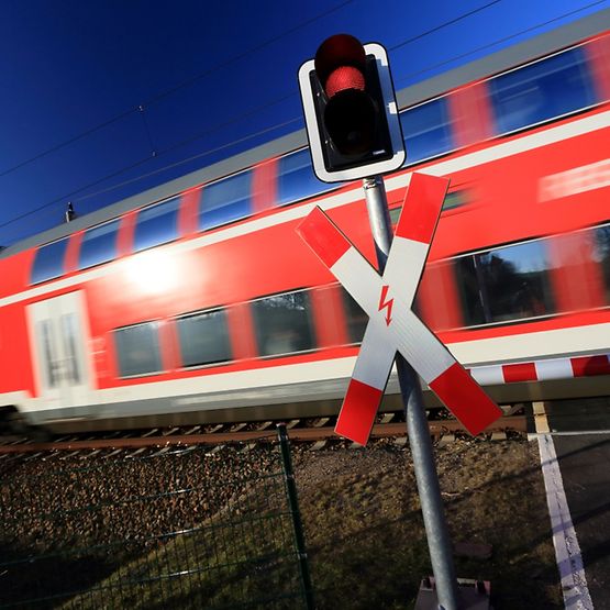 DoSto am Bahnübergang
