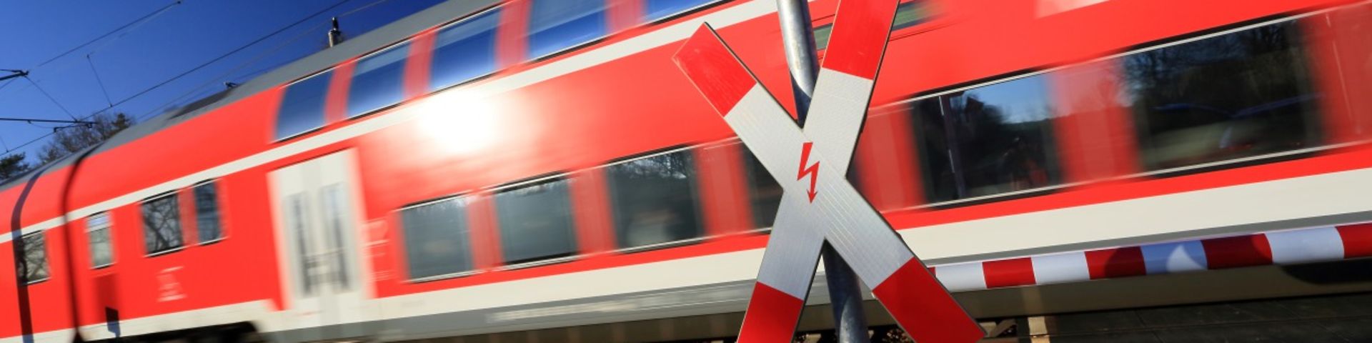DoSto am Bahnübergang