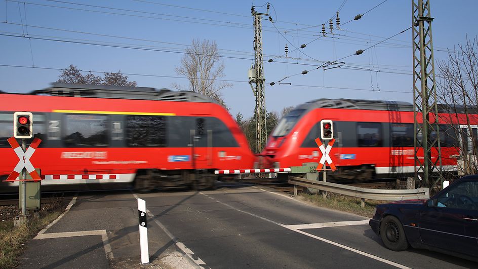 Regionalexpres am Bahnübergang