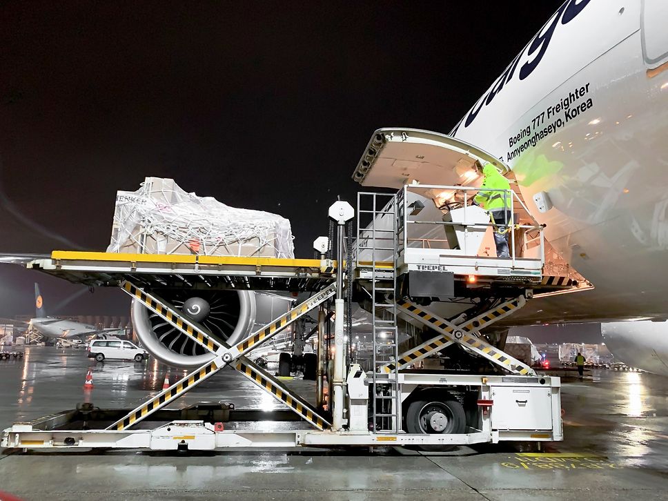 DB Schenker-Exportfracht wird in Frankfurt in ein Flugzeug nach Hongkong verladen 