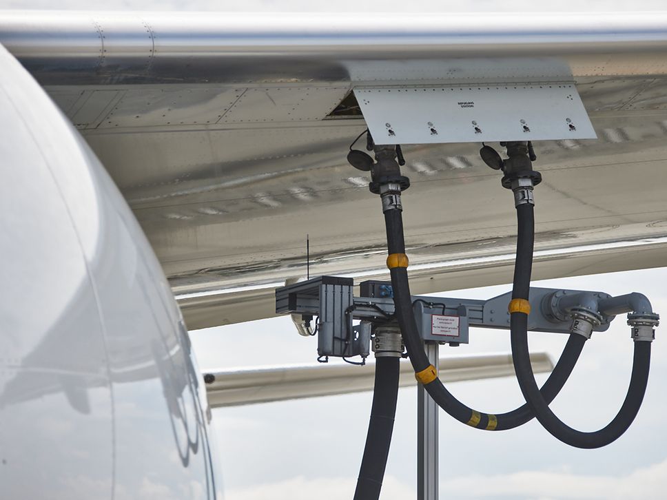 Betankung eines Flugzeugs mit einer Mischung aus herkömmlichem Kerosin und dem Biokraftstoff SAF 