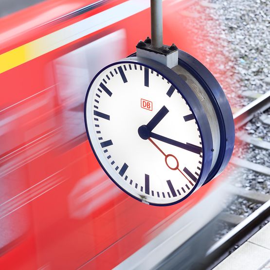 Symboldbild Regionalexpress mit Uhr am Bahnsteig