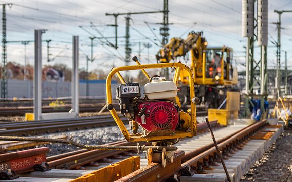 Baustelle mit Gleismaschine
