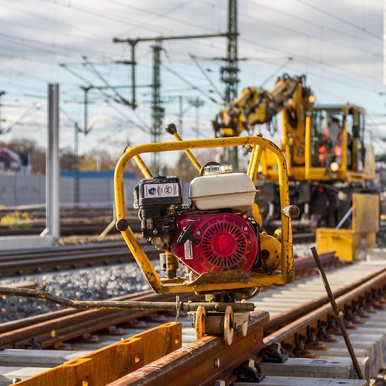 Baustelle mit Gleismaschine