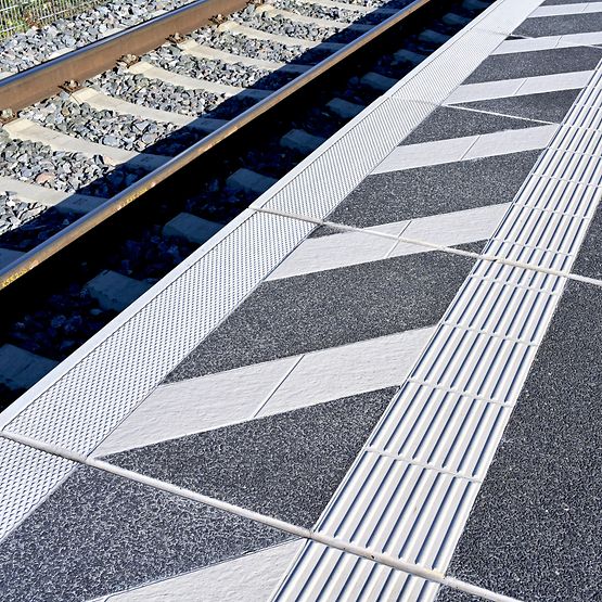 Bahnsteigkante mit Blindenleitsystem