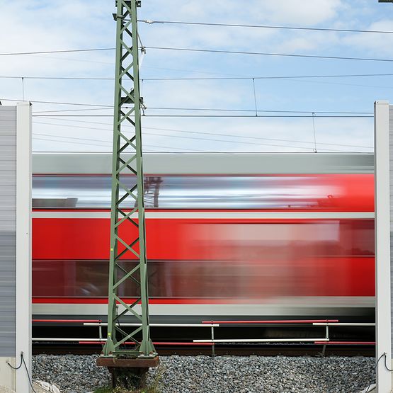 Lärmschutzwand mit Regionalexpress